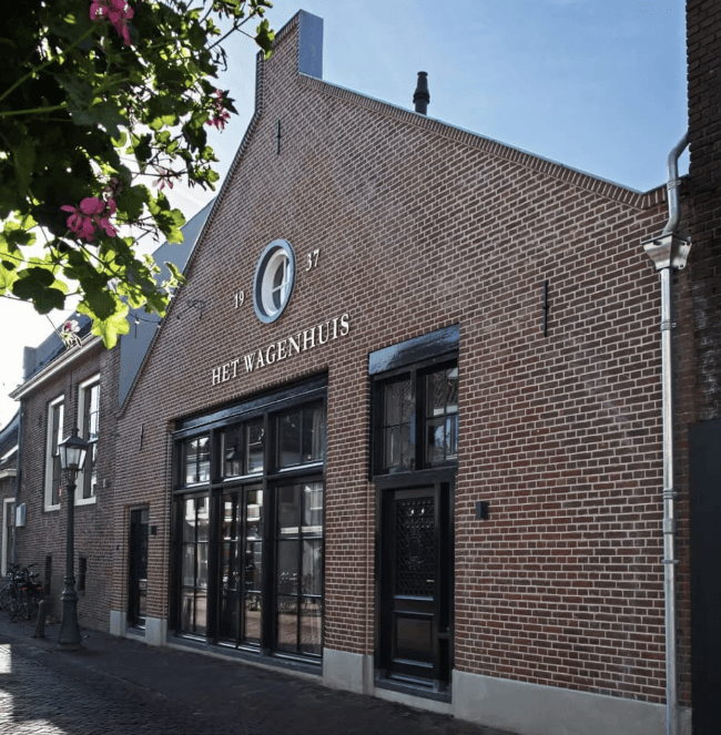 het wagenhuis over ons